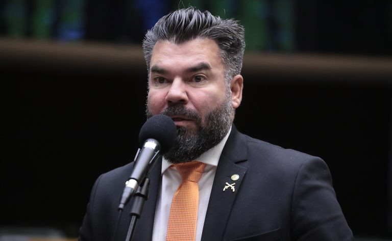 Deputado Delegado Caveira fala ao microfone