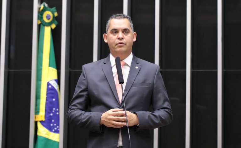 Deputado Gilson Daniel fala ao microfone