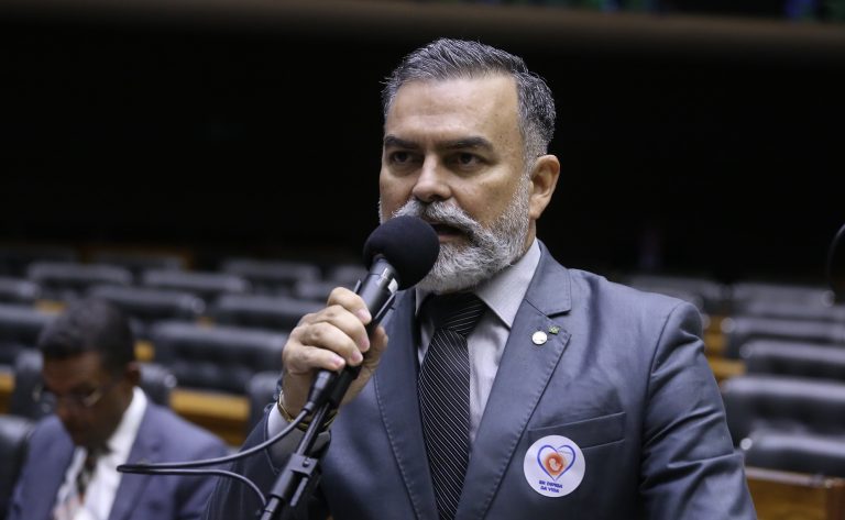 Deputado Allan Garcês fala ao microfone