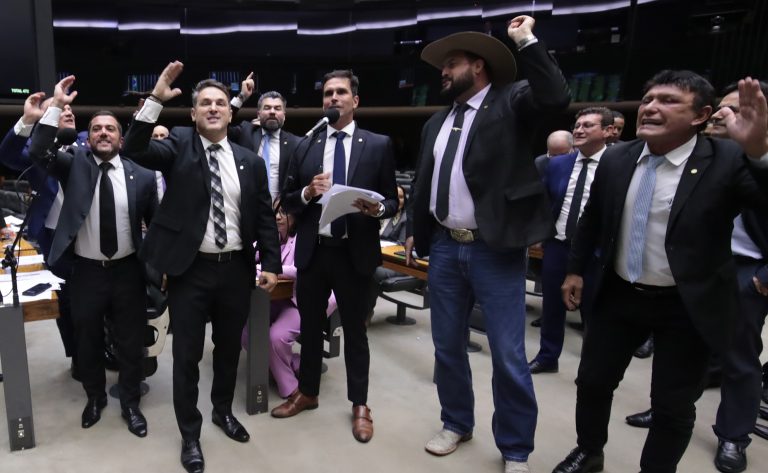 Discussão e votação de propostas legislativas.