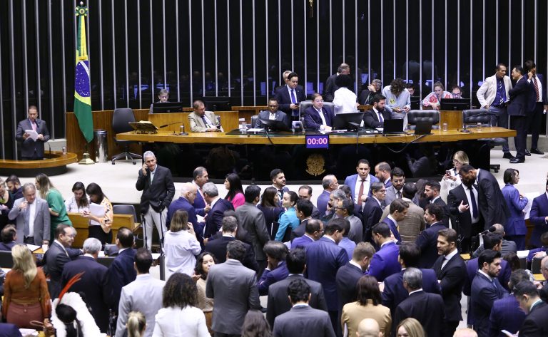Discussão e votação de propostas legislativas.