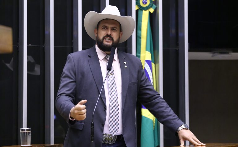 Deputado Zé Trovão fala ao microfone