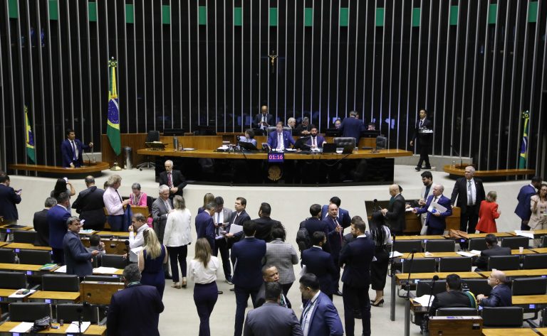 Discussão e votação de propostas legislativas.
