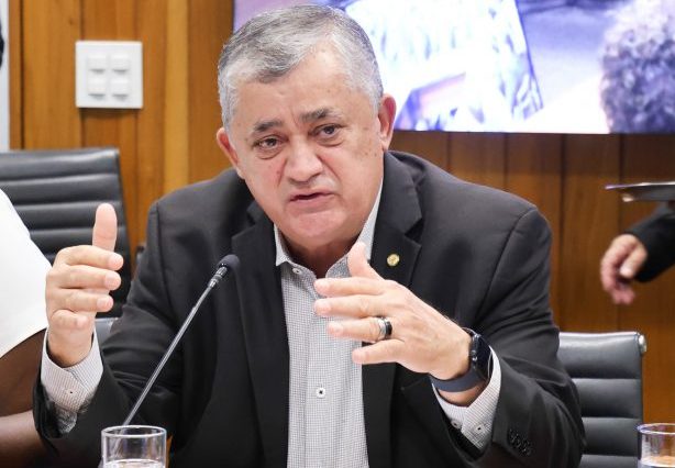 Deputado José Guimarães fala ao microfone
