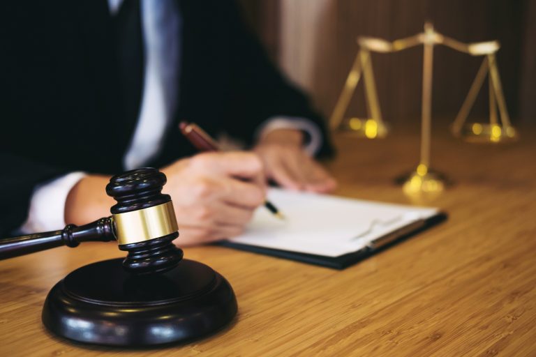 Direito e Justiça - Direito - juiz - magistrado - julgamento - advogado
