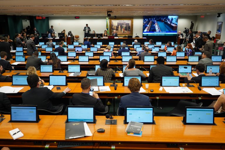 Discussão e votação de propostas legislativas.