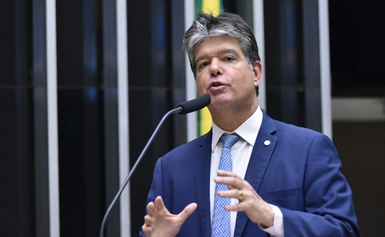 deputado Ruy Carneiro discursa no plenário
