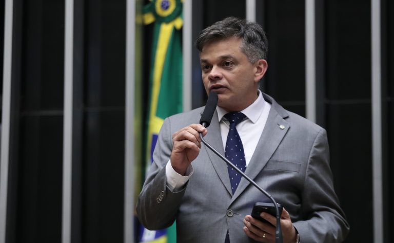 Deputado Dimas Gadelha (PT-RJ) fala no Plenário da Câmara dos Deputados