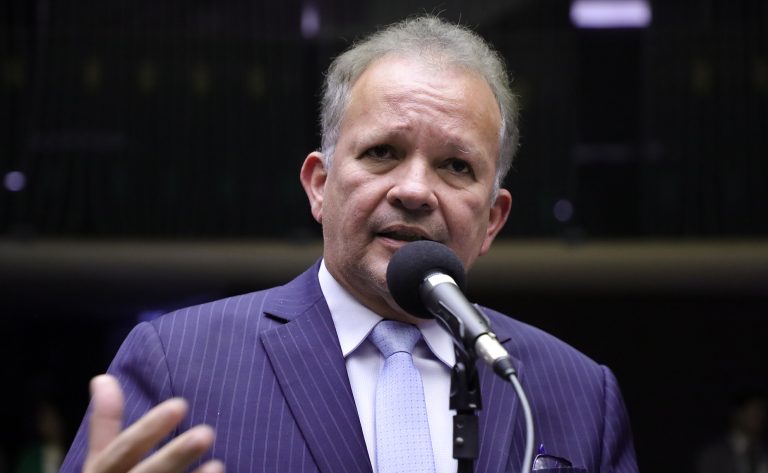 Deputado André Figueiredo fala ao microfone