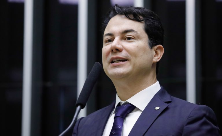 Deputado Clodoaldo Magalhães fala ao microfone