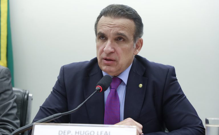 Deputado Hugo Leal fala ao microfone