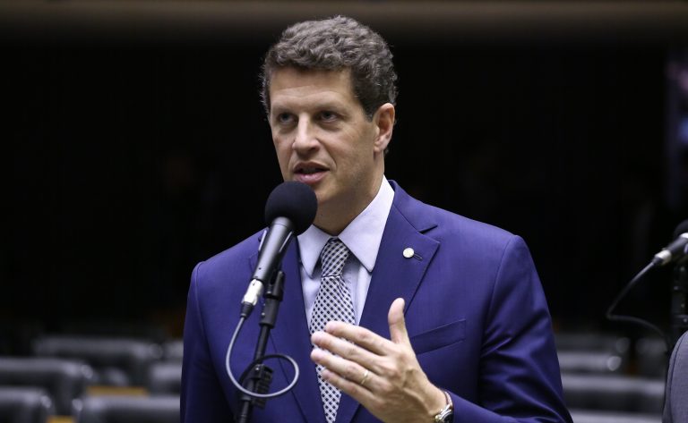 Deputado Ricardo Salles fala ao microfone