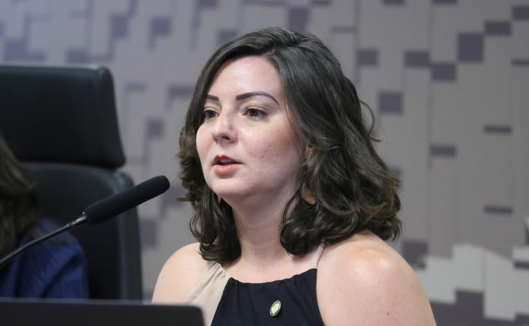Audiência Pública - A regulamentação da Lei 15.100/2025 e o que vem depois da restrição de celulares nas escolas. Diretora de Apoio a Gestão Educacional no Ministério da Educação, Anita Stefani.