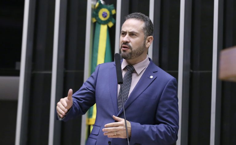 Deputado Kiko Celeguim fala ao microfone