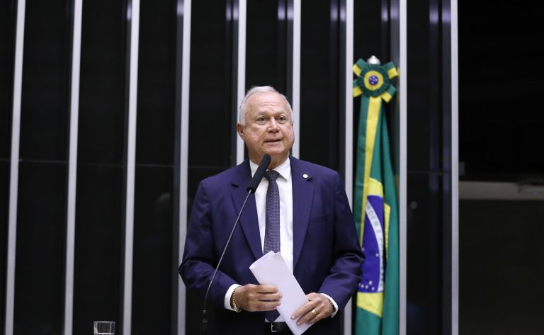 Deputado Paulo Azi fala ao microfone