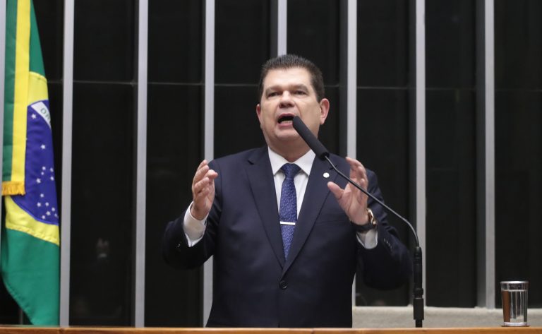 Deputado Mauro Benevides Filho fala ao microfone