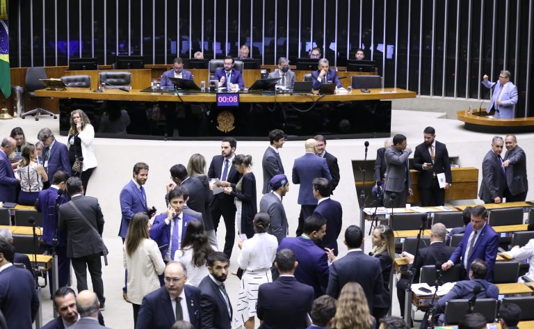 Discussão e votação de propostas legislativas.