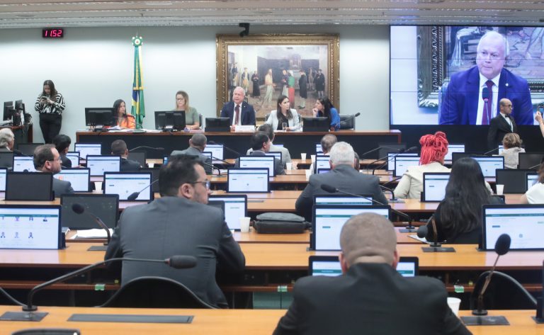 Deputados reunidos numa sala