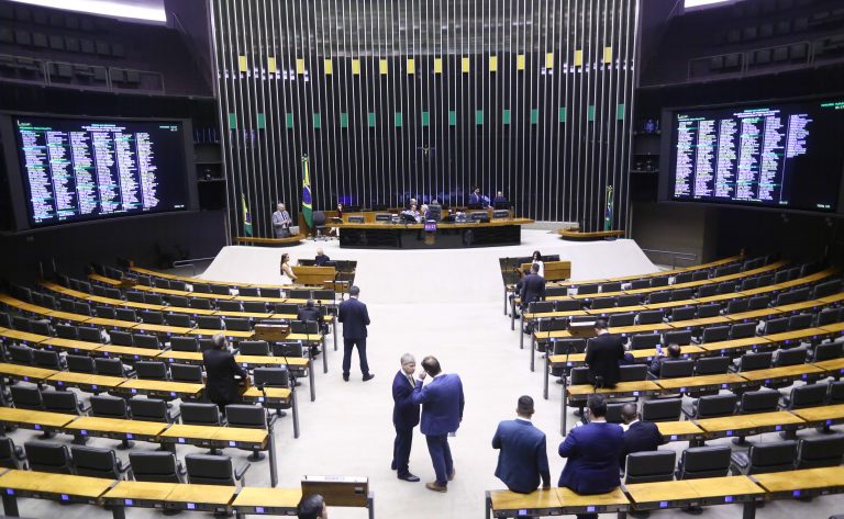 Discussão e votação de propostas legislativas.
