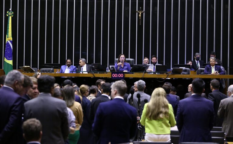 Discussão e votação de propostas legislativas.