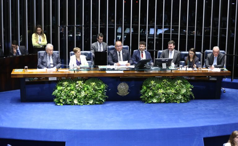 Pessoas sentadas à mesa