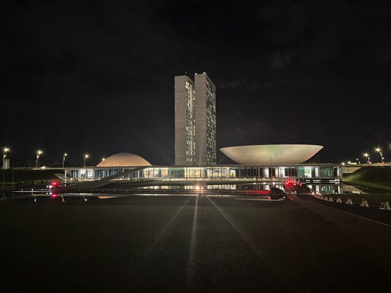 Câmara iluminada de marrom