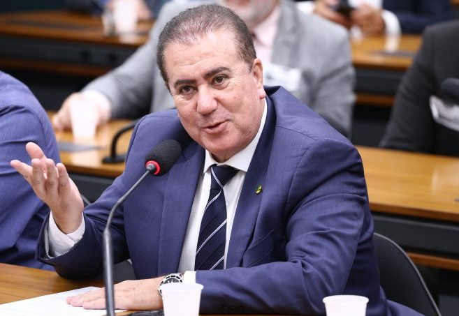 Deputado Jonas Donizette fala ao microfone