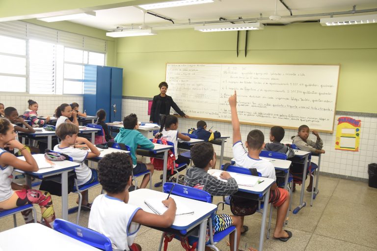 Alunos e professora em sala de aula
