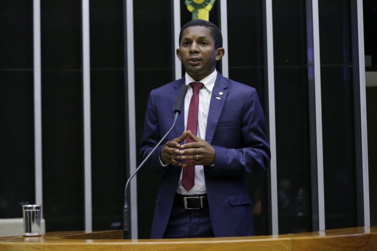 Deputado Josivaldo JP fala ao microfone