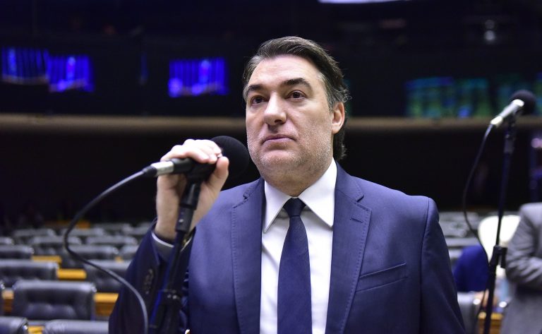 Deputado Giacobo fala ao microfone