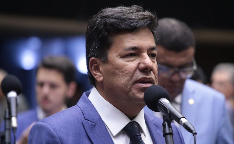 Deputado Mendonça Filho fala ao microfone