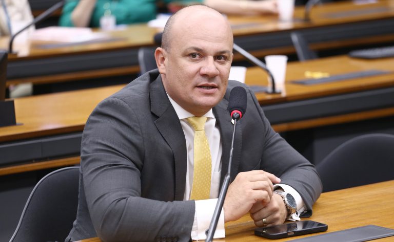 Deputado Cabo Gilberto Silva fala ao microfone