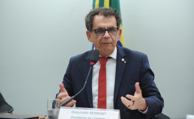 Deputado Reimont fala ao microfone