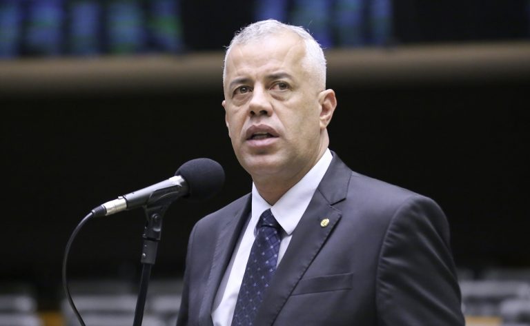 Deputado Evair Vieira Melo fala ao microfone