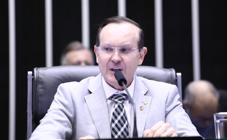Deputado Márcio Honaiser fala ao microfone