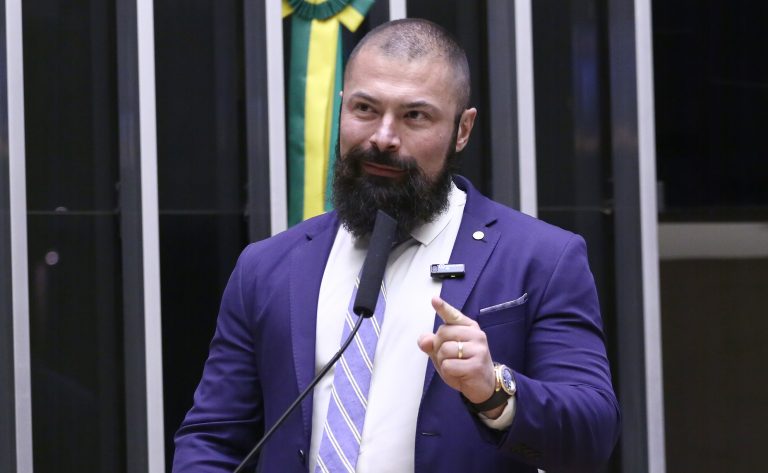 Deputado Delegado Paulo Bilynskyj fala ao microfone