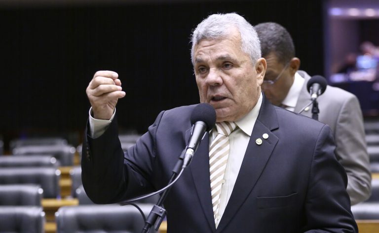 Deputado Alberto Fraga fala ao microfone