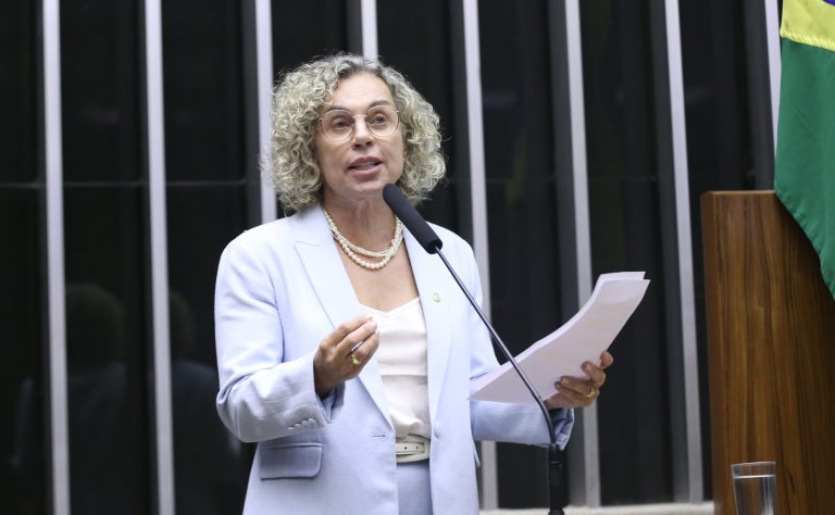Deputada Ana Paula Lima fala ao microfone