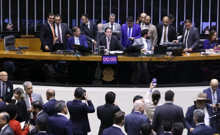 Discussão e votação de propostas legislativas.