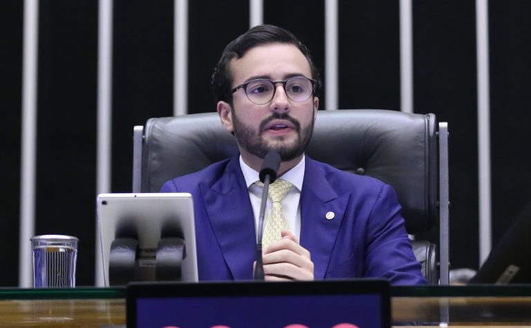 Deputado Lula da Fonte fala ao microfone