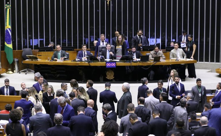 Discussão e votação de propostas legislativas.