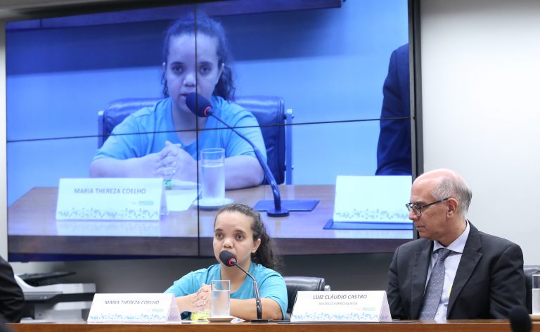 Audiência Pública - Acondroplasia: desafios e oportunidades no tratamento. Portadora de acondroplasia e mãe de dois filhos portadores de acondroplasia, Maria Thereza Coelho