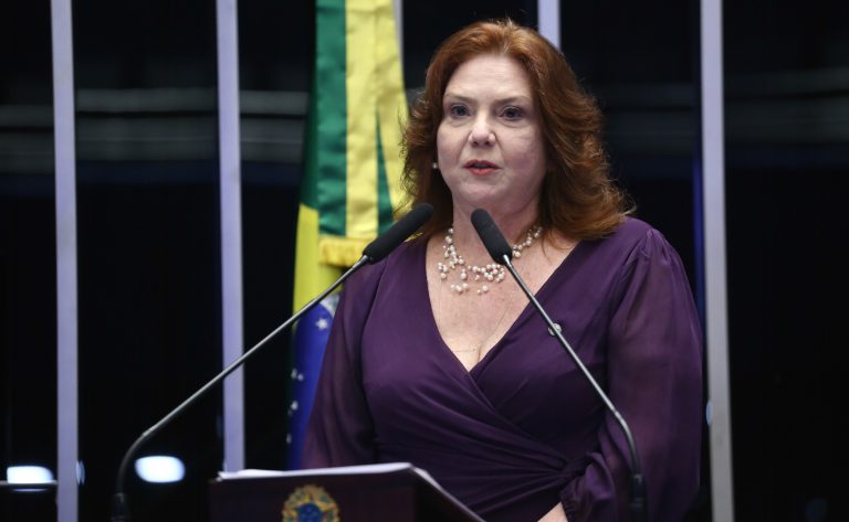 Deputada Fernanda Pessoa fala ao microfone