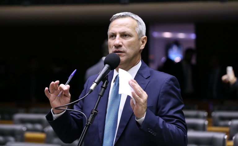 Deputado Sanderson fala ao microfone