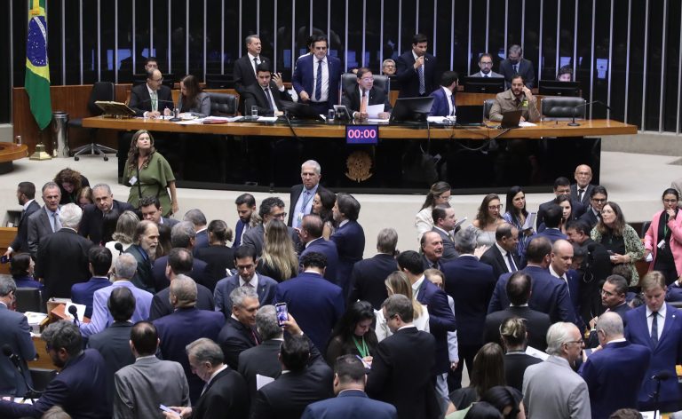 Discussão e votação de propostas legislativas.