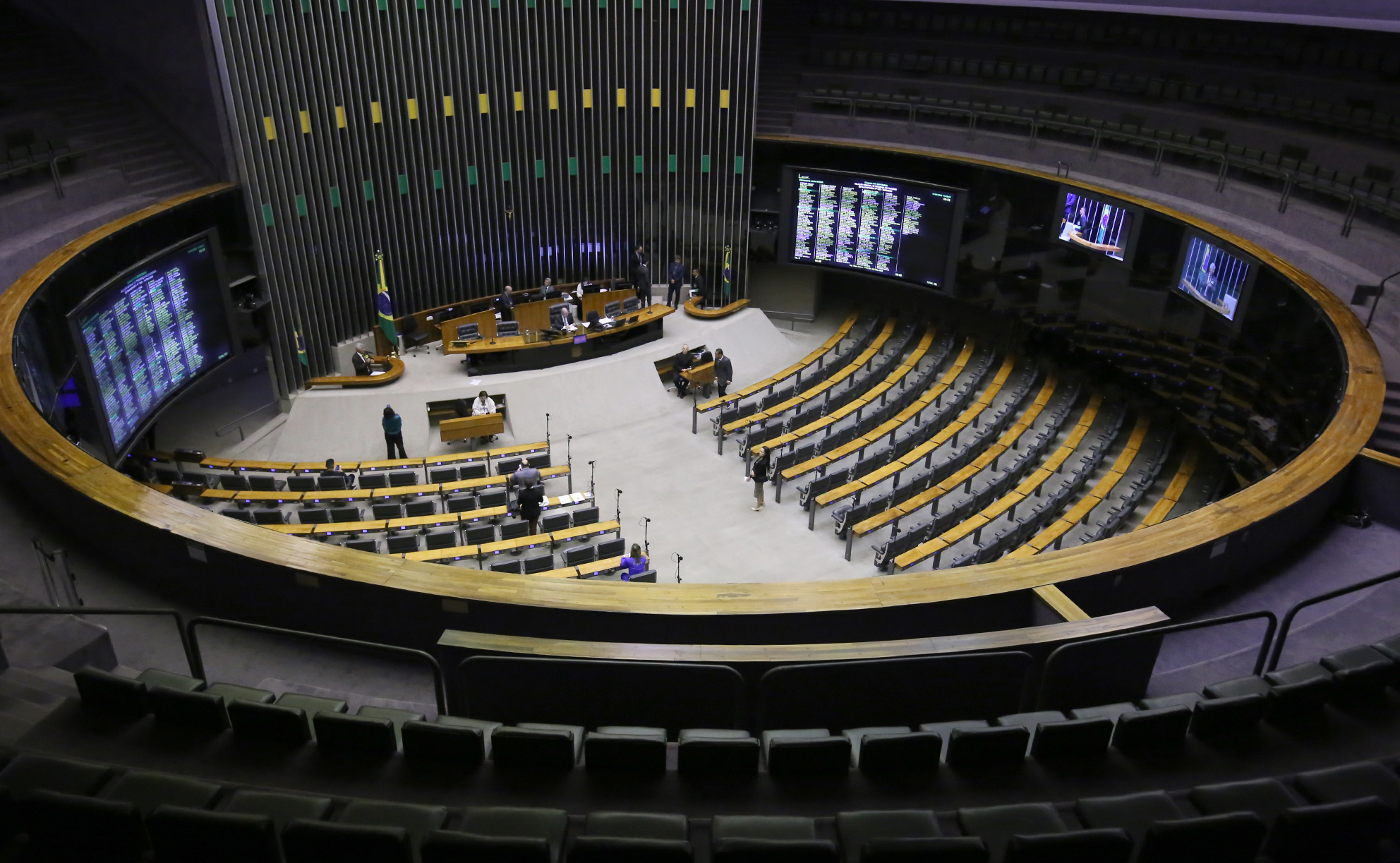 Discussão e votação de propostas legislativas. Deputados reunidos no Plenário da Câmara