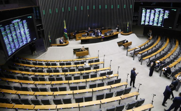 Discussão e votação de propostas legislativas.