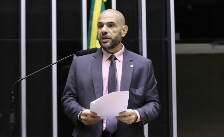 Deputado Sargento Portugal fala ao microfone
