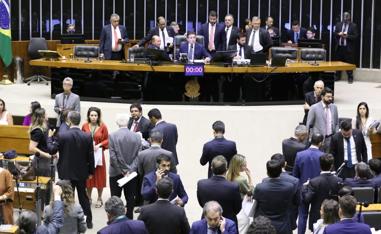 Discussão e votação de propostas legislativas.