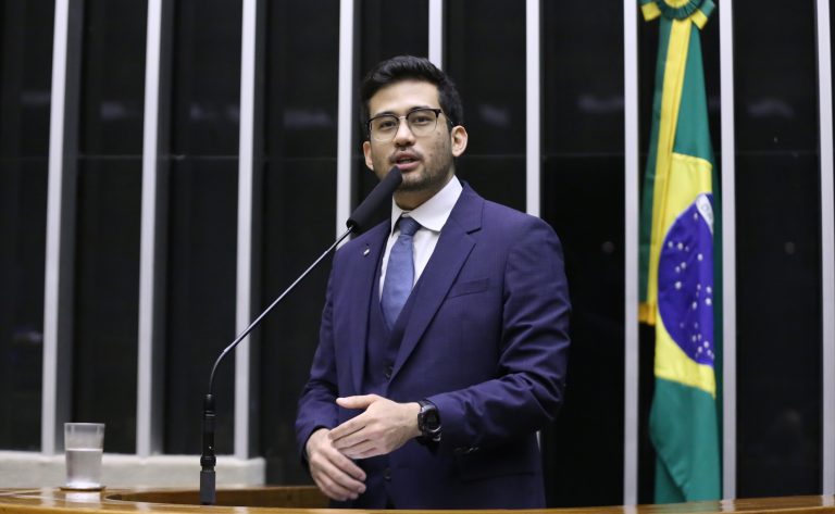 Deputado Kim Kataguiri fala ao microfone